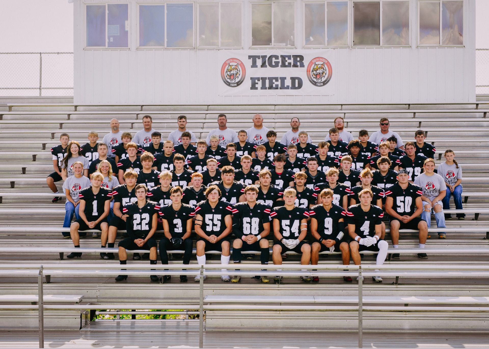 South Hardin Football Team posing for their team picture.